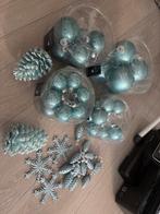 Ijsbblauwe /lichtblauwe kerstballen, sterren en dennenappels, Diversen, Kerst, Ophalen of Verzenden, Zo goed als nieuw