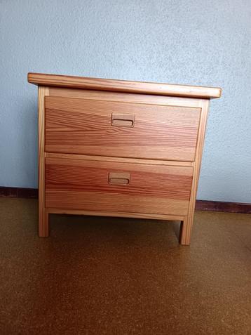 Houten nachtkastjes (2x) met laden beschikbaar voor biedingen