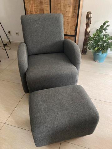 Grijze stoffen fauteuil met hocker beschikbaar voor biedingen