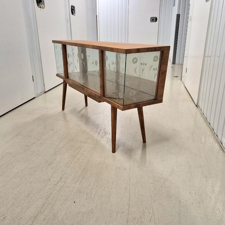 Vitrinekast jaren '60 met gravure en spiegel, Huis en Inrichting, Kasten | Vitrinekasten, Gebruikt, Minder dan 100 cm, 25 tot 50 cm