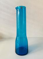 Iittala blauw glazen vaas / waterkan model Essence, Huis en Inrichting, Woonaccessoires | Vazen, Gebruikt, Finland, Blauw, Ophalen of Verzenden
