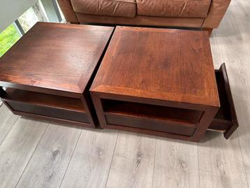Set van 2 kleine houten tafeltjes beschikbaar voor biedingen
