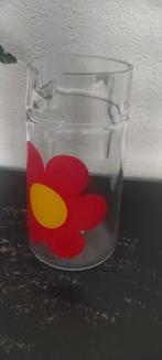 Vintage glazen kan met rode bloem, Huis en Inrichting, Keuken | Servies, Gebruikt, Overige typen, Ophalen of Verzenden, Glas