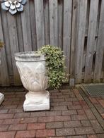 Brocante betonnen bloempot, Ophalen, Zo goed als nieuw