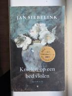 Knielen op een bed violen - Jan Siebelink, Ophalen of Verzenden, Zo goed als nieuw, Jan Siebelink, Nederland