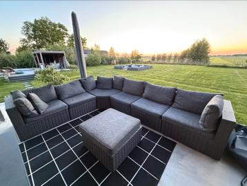 Nette staat tuinbank in hoek met hocker beschikbaar voor biedingen