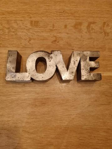 Vintage Metalen LOVE Decoratie Letters beschikbaar voor biedingen