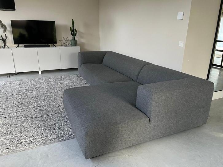 Moderne grijze hoekbank - House of Mayflowers - merk Koozo, Huis en Inrichting, Banken | Complete zithoeken, Gebruikt, Stof, Ophalen