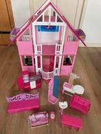 Groot Barbie poppenhuis met toebehoren en poppen, Kinderen en Baby's, Speelgoed | Poppenhuizen, Ophalen, Zo goed als nieuw, Poppenhuis