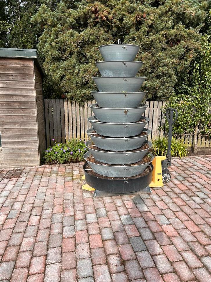 Zeer unieke bloementoren, Tuin en Terras, Bloembakken en Plantenbakken, Gebruikt, Metaal, Tuin, 60 cm of meer, Minder dan 60 cm