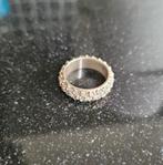 Ring, zilverkleurig met strass steentjes rondom, 17mm, Sieraden, Tassen en Uiterlijk, Ringen, IJzer of Staal, Nieuw, Ophalen of Verzenden