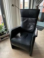 Prominent blauw leder relax/sta-op stoel, Huis en Inrichting, Fauteuils, Ophalen, Gebruikt, 75 tot 100 cm, Modern