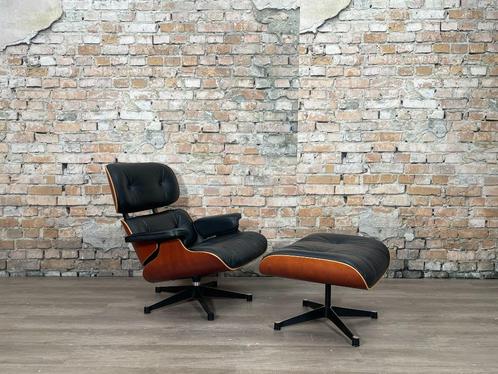Vitra Eames Lounge Chair + Ottoman bij TheReSales, Huis en Inrichting, Fauteuils, Zo goed als nieuw, Hout, Leer, Metaal, 75 tot 100 cm