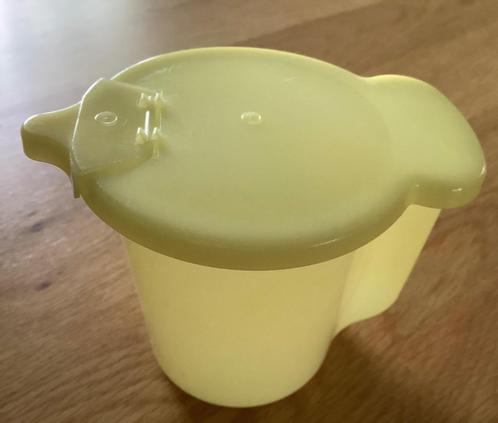 Gele Tupperware melkkan met schenktuit goed sluitende deksel, Huis en Inrichting, Keuken | Tupperware, Zo goed als nieuw, Beker of Kan