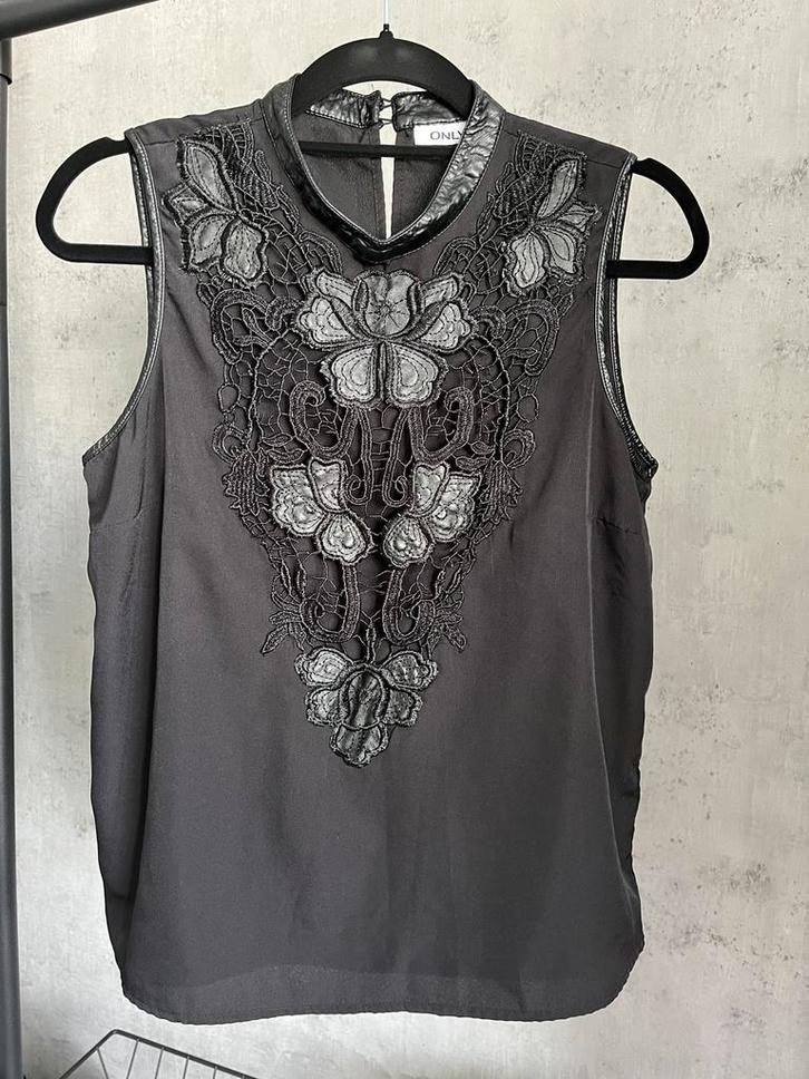 Mooie Opgewerkte Top van Only maat 40, Kleding | Dames, Tops, Zo goed als nieuw, Maat 38/40 (M), Zonder mouw, Ophalen of Verzenden