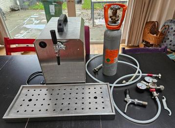 Thuistap met lekbak en fles koolzuur beschikbaar voor biedingen