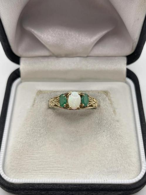 Vintage 9 karaat opaal en smaragd, Sieraden, Tassen en Uiterlijk, Ringen, Zo goed als nieuw, Dame, 19 tot 20, Goud, Goud, Met edelsteen