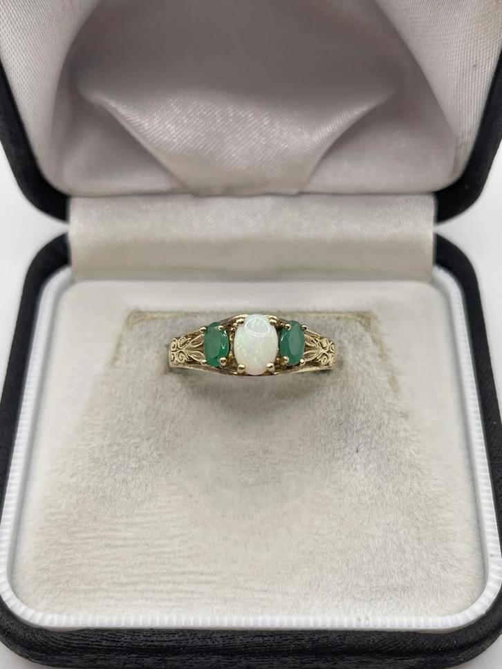 Vintage 9 karaat opaal en smaragd, Sieraden, Tassen en Uiterlijk, Ringen, Zo goed als nieuw, Dame, 19 tot 20, Goud, Goud, Met edelsteen