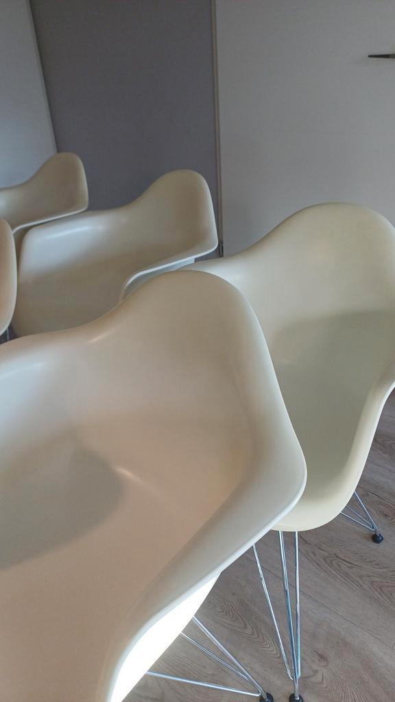 Zes originele Vitra Eames DAR stoelen Eiffelonderstel, Huis en Inrichting, Stoelen, Gebruikt, Vijf, Zes of meer stoelen, Kunststof