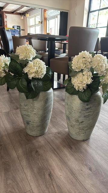 Bloempotten met nep hortensia beschikbaar voor biedingen