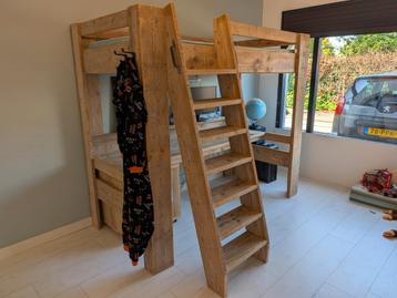 Hoogslaper met bureau. Gebruikt steigerhout. 90x200 beschikbaar voor biedingen