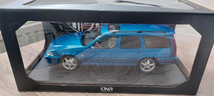 DNA Collectibles Volvo V70R AWD Laser blue 1999 OVP 1:18, Hobby en Vrije tijd, Modelauto's | 1:18, Zo goed als nieuw, Auto, Overige merken