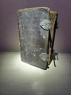 18e eeuws zilver op antiek bijbeltje /gebedenboek 2 sloten, Antiek en Kunst, Ophalen of Verzenden