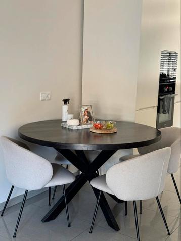 Ronde zwarte eettafel en eettafel stoelen te koop