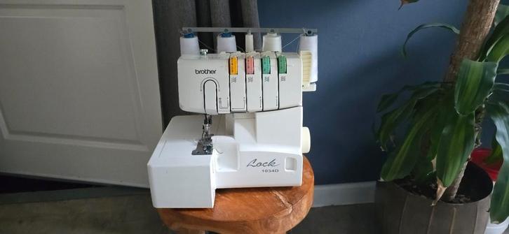 Brother 1034D Lockmachine - z.g.a.n., Hobby en Vrije tijd, Naaimachines en Toebehoren, Ophalen of Verzenden