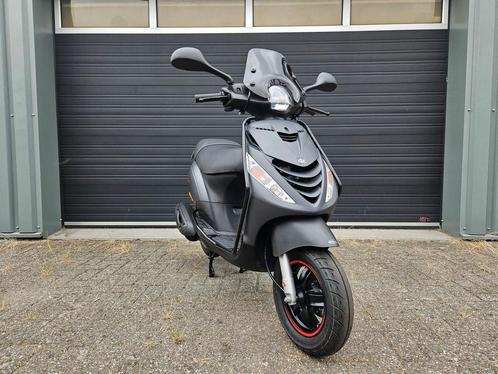 PIAGGIO ZIP 4T E4 BROM BJ 06-2020 MAT GREY 3538KM! + OPTIES, Fietsen en Brommers, Brommers | Tuning en Styling, Zo goed als nieuw