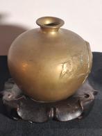 Bronzen chinees vaasje op houten standaard., Antiek en Kunst, Ophalen of Verzenden