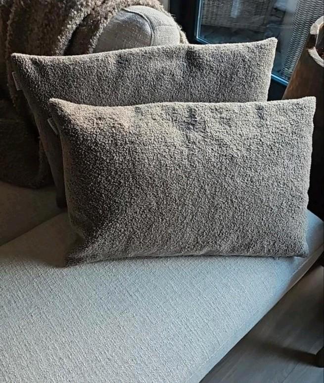 Teddy boucle kussens Kussoo!! Grijs/taupe!!, Huis en Inrichting, Woonaccessoires | Kussens, Zo goed als nieuw, Grijs, Rechthoekig