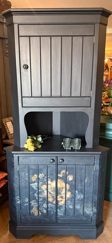 Vintage hoekkast oud hoek buffet kast buffetkast kastje VdlM beschikbaar voor biedingen