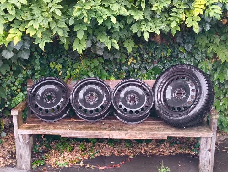 Zwarte stalen velgen | 5x100 | VW | Seat | Audi | Skoda, Auto-onderdelen, Banden en Velgen, Velg(en), Zomerbanden, 16 inch, 205 mm