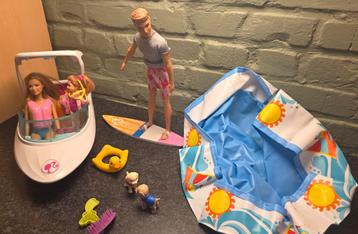 Barbie Set: Boot, Ken, poppen en accessoires beschikbaar voor biedingen