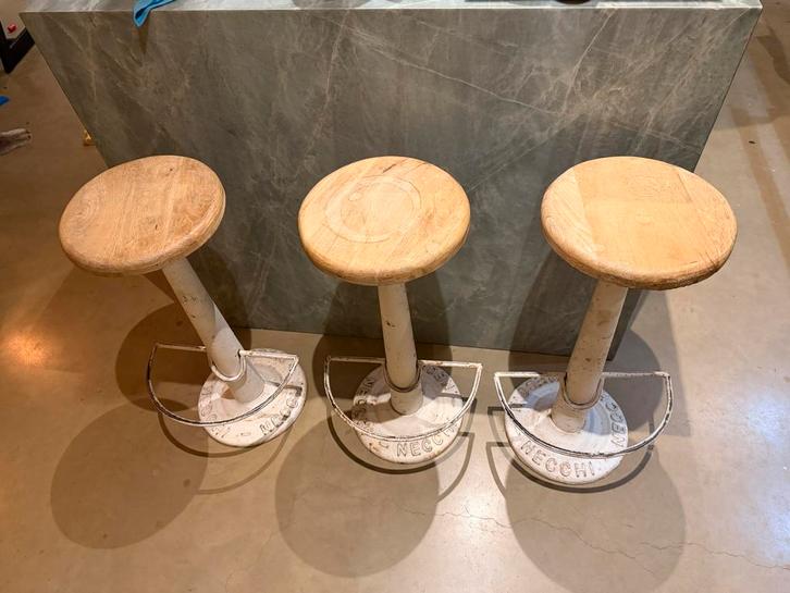 Set van 3 Industriële Necchi barkrukken metaal zitting hout, Huis en Inrichting, Barkrukken, Gebruikt, 60 tot 90 cm, Metaal, 3 krukken