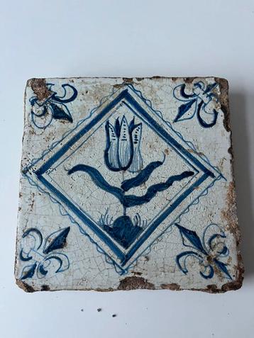 Antiek Delftsblauwe tegel van een tulp in overhoeks kwadraat beschikbaar voor biedingen