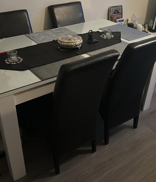 Zeer nette witte eettafel met glasplaat en leren stoelen, Huis en Inrichting, Complete eetkamers, Zo goed als nieuw, Ophalen