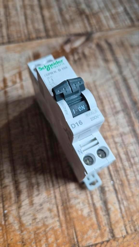 Schneider D16 Installatieautomaat, Hobby en Vrije tijd, Elektronica-componenten, Ophalen of Verzenden