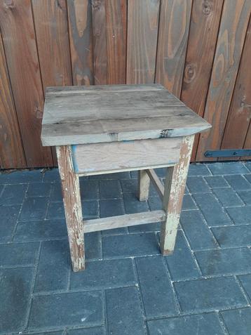 Stevig houten bijzettafeltje  met lade beschikbaar voor biedingen