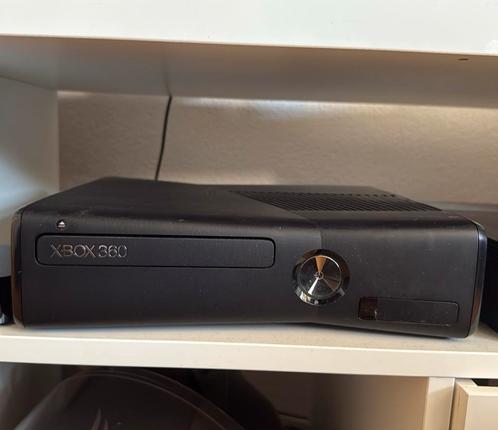 Xbox 360 (Inclusief 2 controllers en 4 games, Spelcomputers en Games, Spelcomputers | Xbox 360, Gebruikt, 4 GB, 360 S, Met 2 controllers