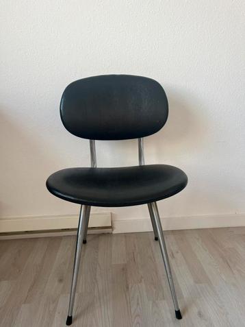 Eetkamerstoel van chroom en leer beschikbaar voor biedingen