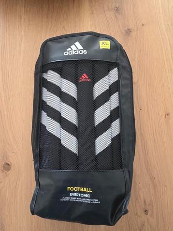 Adidas Evertomic Voetbal Scheenbeschermers XL beschikbaar voor biedingen