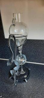 wijn karaf  in metalen standaard, Huis en Inrichting, Overige materialen, Overige typen, Ophalen of Verzenden, Zo goed als nieuw