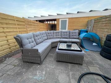 Super gave hoeklounge beschikbaar voor biedingen