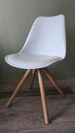 Witte kunststof kuipstoel met houten poten, Ophalen, Kunststof, Gebruikt, Wit