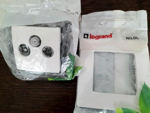 Nieuwe Legrand Niloé TV/Sat//R  contactdoos met afdekplaat, Computers en Software, Overige Computers en Software, Nieuw, Ophalen of Verzenden