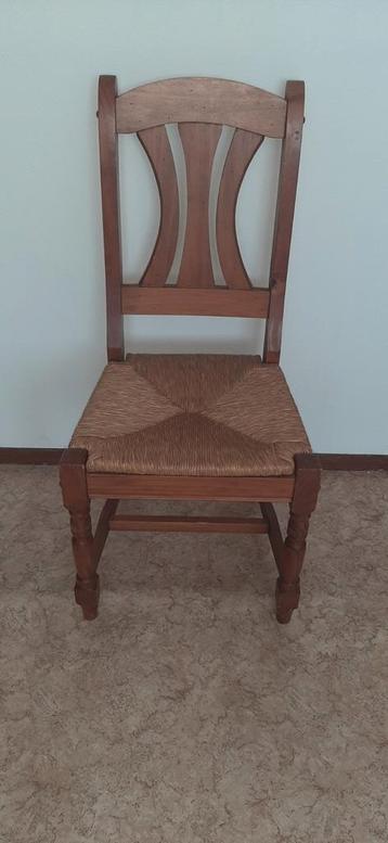 2 Eetkamerstoelen beschikbaar voor biedingen