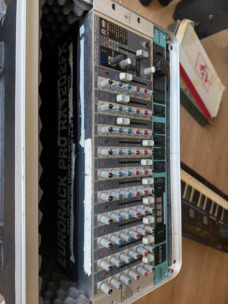 Behringer RX1202FX Mixer met Flightcase & Patchpaneel, Muziek en Instrumenten, Mengpanelen, Gebruikt, 10 tot 20 kanalen, Microfooningang