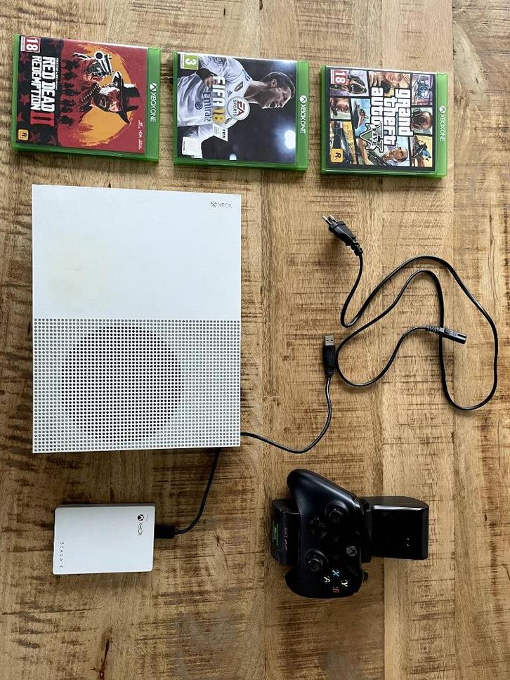 Xbox One + 2TB Gamedrive + 3 Games + Controllers + Charger, Spelcomputers en Games, Spelcomputers | Xbox One, Gebruikt, Xbox One